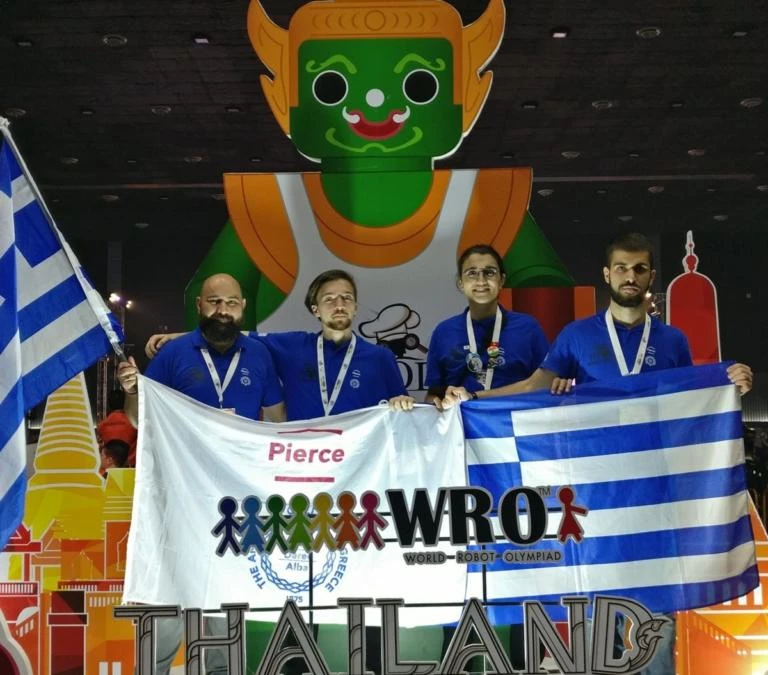 Έλληνες μαθητές σάρωσαν σε διαγωνισμό Ρομποτικής (εικόνες)